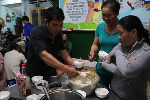 23h30 đêm 25-11, phà Cát Lái hoạt động lại, phà Bình Khánh vẫn chưa - Ảnh 2.