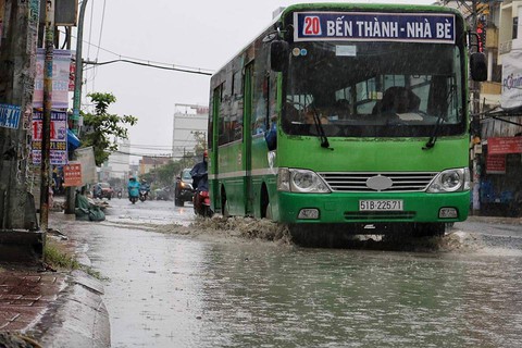 Sài Gòn thoát ngập nhờ đỉnh triều đã qua - Ảnh 3. Sài Gòn thoát ngập nhờ đỉnh triều đã qua - Ảnh 3.