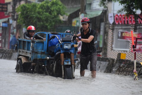 Những hình ảnh Sài Gòn mênh mông biển nước - Ảnh 13. Những hình ảnh Sài Gòn mênh mông biển nước - Ảnh 13.