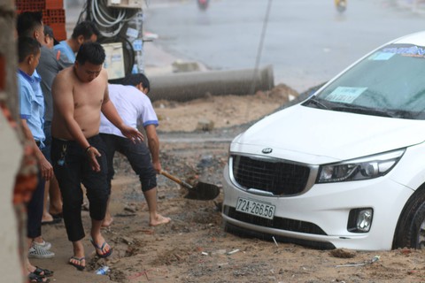 Bão số 9: cây xanh ngã đổ đè bẹp xe máy - Ảnh 2. Bão số 9: cây xanh ngã đổ đè bẹp xe máy - Ảnh 2.