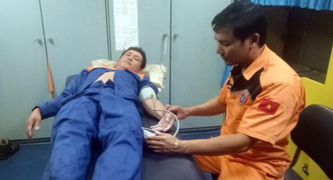 Cứu 5 ngư dân liều lĩnh bơi ra tát nước ghe trong bão - Ảnh 3. Cứu 5 ngư dân liều lĩnh bơi ra tát nước ghe trong bão - Ảnh 3.