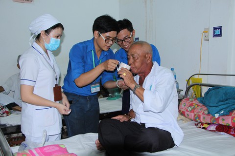 Đội tình nguyện viên 9X chăm sóc bệnh nhân ở Cần Thơ - Ảnh 1. Đội tình nguyện viên 9X chăm sóc bệnh nhân ở Cần Thơ - Ảnh 1.