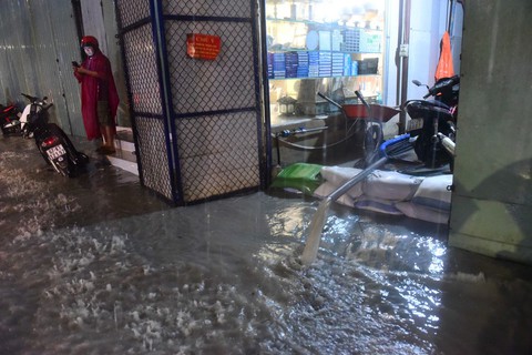 Những hình ảnh Sài Gòn mênh mông biển nước - Ảnh 17. Những hình ảnh Sài Gòn mênh mông biển nước - Ảnh 17.
