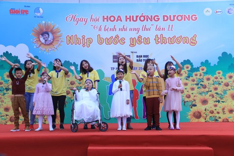 Bệnh nhi ung thư hát cùng Lê Cát Trọng Lý tại Ngày hội hoa hướng dương - Ảnh 3. Bệnh nhi ung thư hát cùng Lê Cát Trọng Lý tại Ngày hội hoa hướng dương - Ảnh 3.