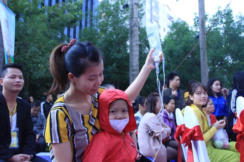 Bệnh nhi ung thư hát cùng Lê Cát Trọng Lý tại Ngày hội hoa hướng dương - Ảnh 7. Bệnh nhi ung thư hát cùng Lê Cát Trọng Lý tại Ngày hội hoa hướng dương - Ảnh 7.