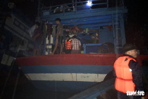 Xuyên đêm cưỡng chế ngư dân lên bờ tránh bão - Ảnh 1. Xuyên đêm cưỡng chế ngư dân lên bờ tránh bão - Ảnh 1.