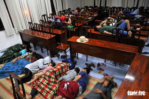 Xuyên đêm cưỡng chế ngư dân lên bờ tránh bão - Ảnh 7. Xuyên đêm cưỡng chế ngư dân lên bờ tránh bão - Ảnh 7.