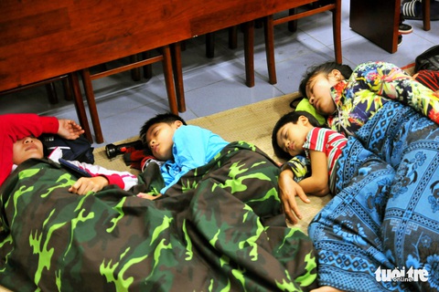 Xuyên đêm cưỡng chế ngư dân lên bờ tránh bão - Ảnh 3. Xuyên đêm cưỡng chế ngư dân lên bờ tránh bão - Ảnh 3.