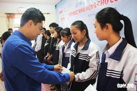 Trao thưởng Tiếp sức con nhà nông đến trường tại Nghệ An - Ảnh 5. Trao thưởng Tiếp sức con nhà nông đến trường tại Nghệ An - Ảnh 5.
