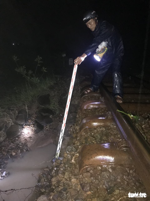 Nước xoáy trôi nền, đường sắt Bắc - Nam tê liệt - Ảnh 2. Nước xoáy trôi nền, đường sắt Bắc - Nam tê liệt - Ảnh 2.