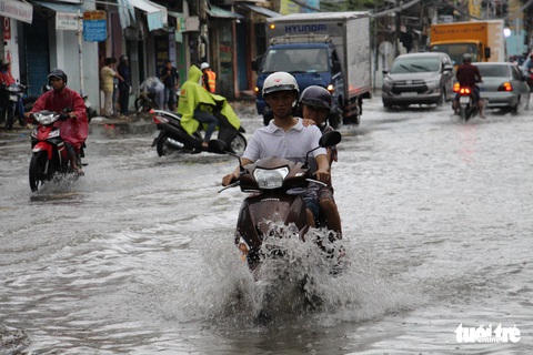Mưa lớn, Nha Trang, Cam Ranh ngập diện rộng - Ảnh 12. Mưa lớn, Nha Trang, Cam Ranh ngập diện rộng - Ảnh 12.