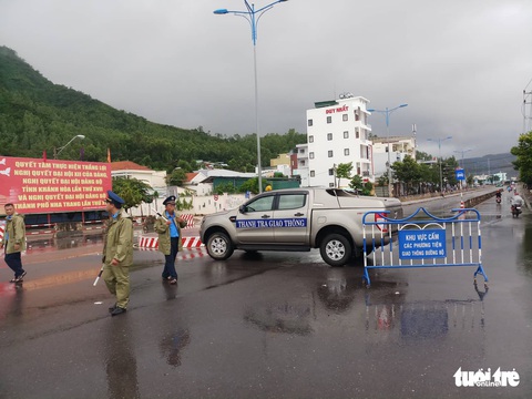 Mưa lớn, Nha Trang, Cam Ranh ngập diện rộng - Ảnh 14. Mưa lớn, Nha Trang, Cam Ranh ngập diện rộng - Ảnh 14.