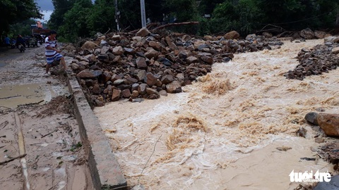 Mưa lớn, Nha Trang, Cam Ranh ngập diện rộng - Ảnh 16. Mưa lớn, Nha Trang, Cam Ranh ngập diện rộng - Ảnh 16.