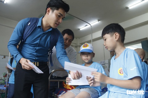 Bệnh nhi ung thư ở Huế nhận học bổng Ước mơ của Thúy - Ảnh 3. Bệnh nhi ung thư ở Huế nhận học bổng Ước mơ của Thúy - Ảnh 3.