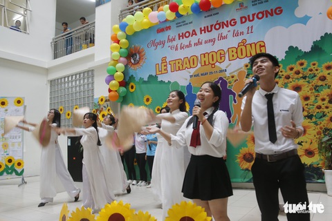 Bệnh nhi ung thư ở Huế nhận học bổng Ước mơ của Thúy - Ảnh 4. Bệnh nhi ung thư ở Huế nhận học bổng Ước mơ của Thúy - Ảnh 4.