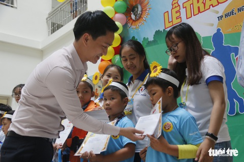 Bệnh nhi ung thư ở Huế nhận học bổng Ước mơ của Thúy - Ảnh 7. Bệnh nhi ung thư ở Huế nhận học bổng Ước mơ của Thúy - Ảnh 7.