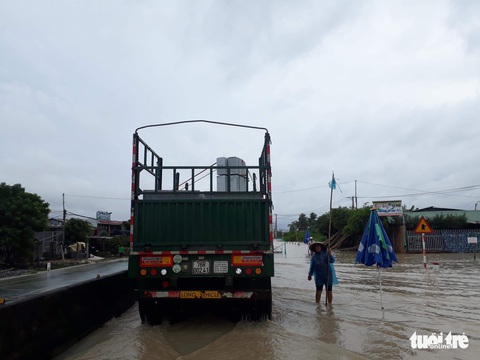 Quốc lộ 1 tiếp tục ngập, dân thiệt hại hơn 10 tỉ - Ảnh 8. Quốc lộ 1 tiếp tục ngập, dân thiệt hại hơn 10 tỉ - Ảnh 8.