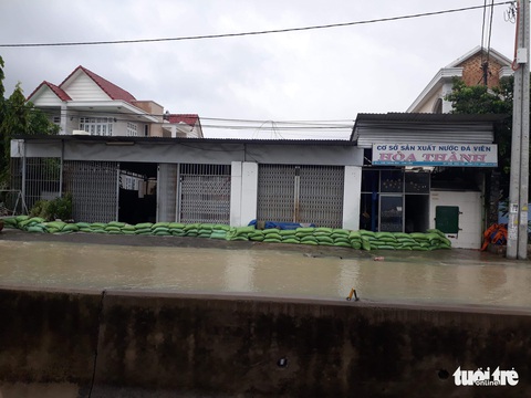 Quốc lộ 1 tiếp tục ngập, dân thiệt hại hơn 10 tỉ - Ảnh 10. Quốc lộ 1 tiếp tục ngập, dân thiệt hại hơn 10 tỉ - Ảnh 10.
