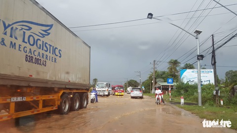 Quốc lộ 1 tiếp tục ngập, dân thiệt hại hơn 10 tỉ - Ảnh 7. Quốc lộ 1 tiếp tục ngập, dân thiệt hại hơn 10 tỉ - Ảnh 7.