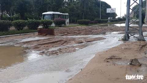 Mưa lớn, Nha Trang, Cam Ranh ngập diện rộng - Ảnh 10. Mưa lớn, Nha Trang, Cam Ranh ngập diện rộng - Ảnh 10.