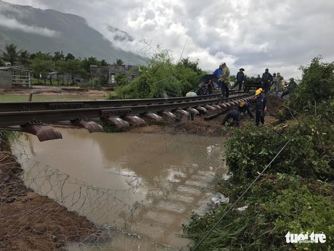 Nước xoáy trôi nền, đường sắt Bắc - Nam tê liệt - Ảnh 8. Nước xoáy trôi nền, đường sắt Bắc - Nam tê liệt - Ảnh 8.