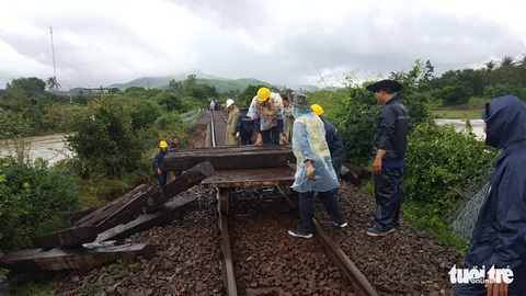 Nước xoáy trôi nền, đường sắt Bắc - Nam tê liệt - Ảnh 7. Nước xoáy trôi nền, đường sắt Bắc - Nam tê liệt - Ảnh 7.