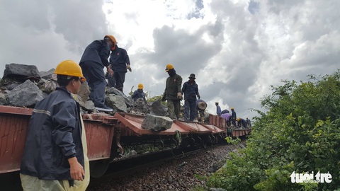 Nước xoáy trôi nền, đường sắt Bắc - Nam tê liệt - Ảnh 6. Nước xoáy trôi nền, đường sắt Bắc - Nam tê liệt - Ảnh 6.