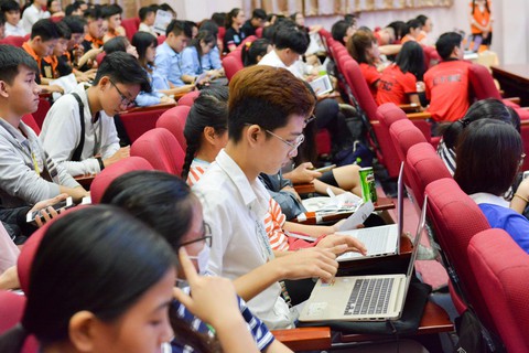 5.000 nhà đầu tư sinh viên lên sàn chứng khoán ảo - Ảnh 2. 5.000 nhà đầu tư sinh viên lên sàn chứng khoán ảo - Ảnh 2.