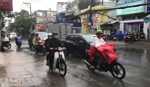 TP.HCM sắp có mưa rất to, khả năng xảy ra lốc xoáy - Ảnh 4. TP.HCM sắp có mưa rất to, khả năng xảy ra lốc xoáy - Ảnh 4.