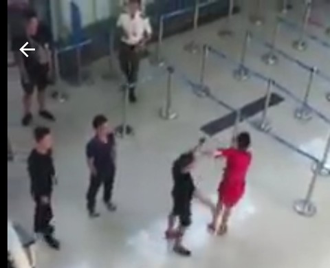 Khởi tố người hành hung nữ nhân viên hàng không - Ảnh 1. Khởi tố người hành hung nữ nhân viên hàng không - Ảnh 1.