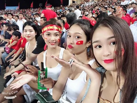 Những nữ CĐV xinh đẹp đốt cháy khán đài AFF Cup 2018 - Ảnh 2. Những nữ CĐV xinh đẹp đốt cháy khán đài AFF Cup 2018 - Ảnh 2.