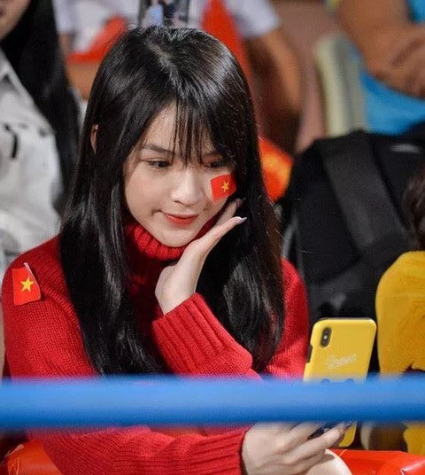 Những nữ CĐV xinh đẹp đốt cháy khán đài AFF Cup 2018 - Ảnh 3. Những nữ CĐV xinh đẹp đốt cháy khán đài AFF Cup 2018 - Ảnh 3.