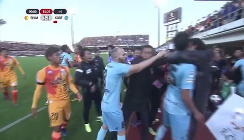 Iniesta và Podolski dính vào cuộc ẩu đả dữ dội ở J1 League - Ảnh 2. Iniesta và Podolski dính vào cuộc ẩu đả dữ dội ở J1 League - Ảnh 2.