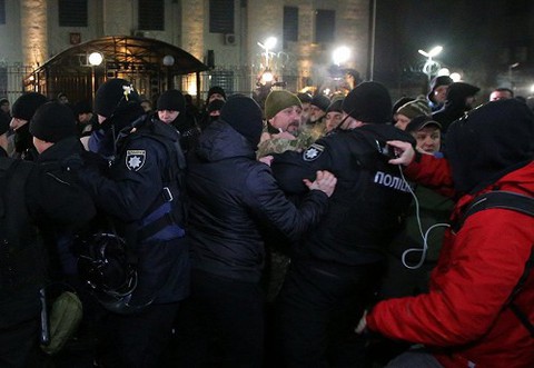 Nga xác nhận bắt 3 tàu chiến Ukraine, sứ quán Nga tại Kiev bị tấn công - Ảnh 2. Nga xác nhận bắt 3 tàu chiến Ukraine, sứ quán Nga tại Kiev bị tấn công - Ảnh 2.