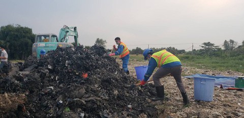 Ít nhất 15.000m3 chất thải đã được đem... san lấp mặt bằng - Ảnh 1. Ít nhất 15.000m3 chất thải đã được đem... san lấp mặt bằng - Ảnh 1.