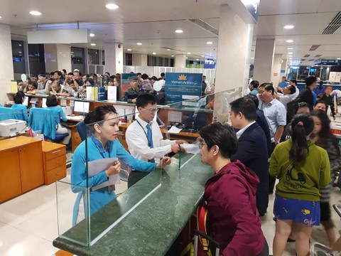 Hành khách trải áo mưa ngủ qua đêm chờ bay ở Tân Sơn Nhất - Ảnh 4. Hành khách trải áo mưa ngủ qua đêm chờ bay ở Tân Sơn Nhất - Ảnh 4.