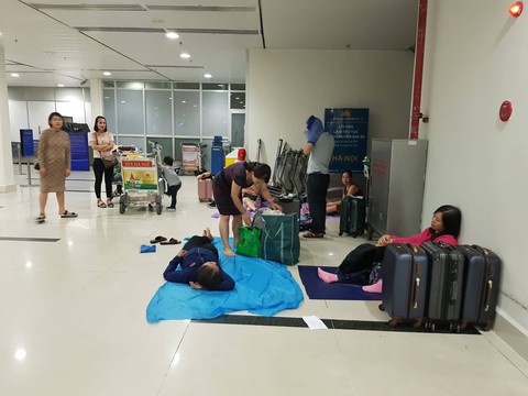 Hành khách trải áo mưa ngủ qua đêm chờ bay ở Tân Sơn Nhất - Ảnh 3. Hành khách trải áo mưa ngủ qua đêm chờ bay ở Tân Sơn Nhất - Ảnh 3.