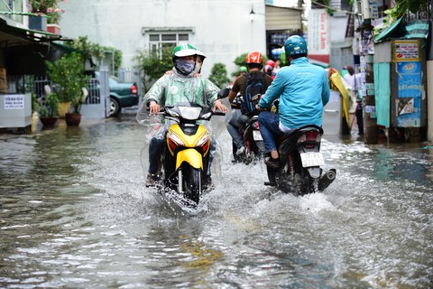 Đêm qua Sài Gòn hứng lượng mưa kỷ lục: 400mm - Ảnh 1. Đêm qua Sài Gòn hứng lượng mưa kỷ lục: 400mm - Ảnh 1.