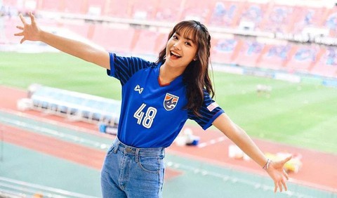 Những nữ CĐV xinh đẹp đốt cháy khán đài AFF Cup 2018 - Ảnh 6. Những nữ CĐV xinh đẹp đốt cháy khán đài AFF Cup 2018 - Ảnh 6.