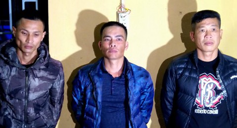 Cấm đi khỏi nơi cư trú 3 người hành hung nhân viên hàng không - Ảnh 1. Cấm đi khỏi nơi cư trú 3 người hành hung nhân viên hàng không - Ảnh 1.