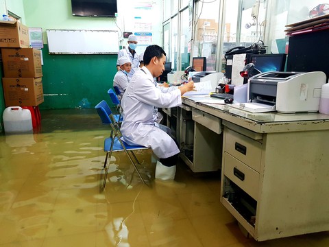 Bác sĩ lội bì bõm cứu bệnh nhân - Ảnh 4. Bác sĩ lội bì bõm cứu bệnh nhân - Ảnh 4.