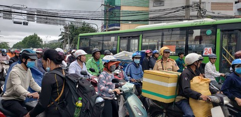Kẹt xe kinh hoàng trên cầu Bình Triệu - Ảnh 6. Kẹt xe kinh hoàng trên cầu Bình Triệu - Ảnh 6.