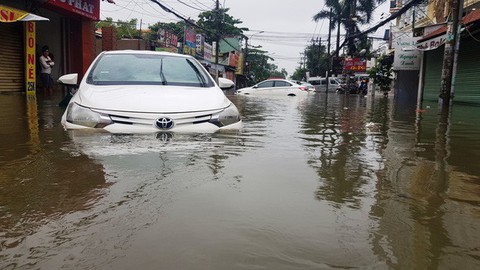 Xe bị thiệt hại do mưa bão, đền bù được không? - Ảnh 1. Xe bị thiệt hại do mưa bão, đền bù được không? - Ảnh 1.