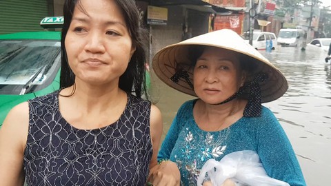 Ôtô chết máy nằm ngổn ngang trên đường từ đêm tới sáng - Ảnh 4. Ôtô chết máy nằm ngổn ngang trên đường từ đêm tới sáng - Ảnh 4.