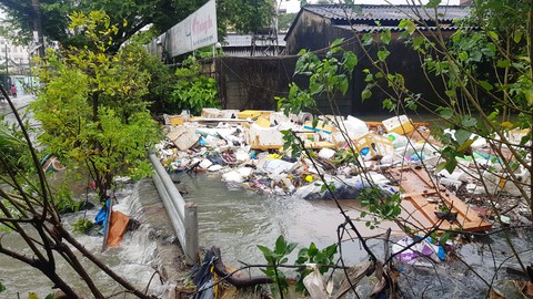 Ôtô chết máy nằm ngổn ngang trên đường từ đêm tới sáng - Ảnh 8. Ôtô chết máy nằm ngổn ngang trên đường từ đêm tới sáng - Ảnh 8.