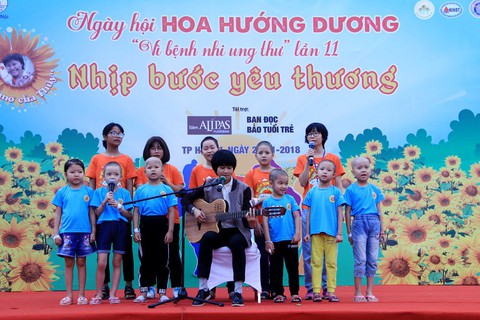Ngày hội hoa hướng dương: Khi trái tim nối với trái tim - Ảnh 1. Ngày hội hoa hướng dương: Khi trái tim nối với trái tim - Ảnh 1.