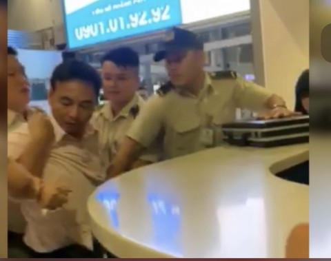 Khống chế một hành khách định tấn công nhân viên hàng không - Ảnh 1. Khống chế một hành khách định tấn công nhân viên hàng không - Ảnh 1.