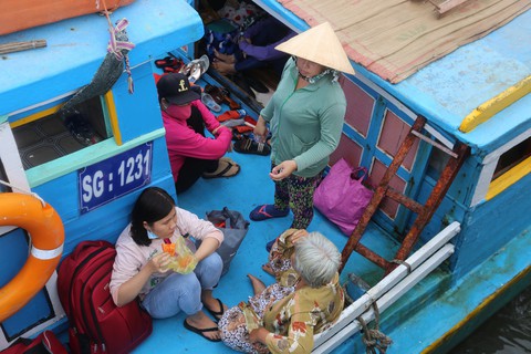 12 chuyến tàu từ đảo Thạnh An vào đất liền ngày đầu tiên sau bão - Ảnh 1. 12 chuyến tàu từ đảo Thạnh An vào đất liền ngày đầu tiên sau bão - Ảnh 1.