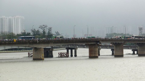 Kẹt xe kinh hoàng trên cầu Bình Triệu - Ảnh 7. Kẹt xe kinh hoàng trên cầu Bình Triệu - Ảnh 7.