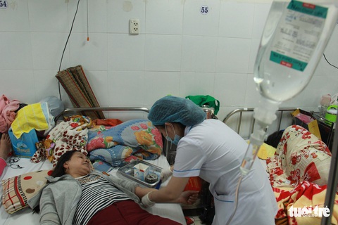 Tăng gấp đôi giường vẫn không đủ chỗ cho bệnh nhân sốt xuất huyết - Ảnh 4. Tăng gấp đôi giường vẫn không đủ chỗ cho bệnh nhân sốt xuất huyết - Ảnh 4.
